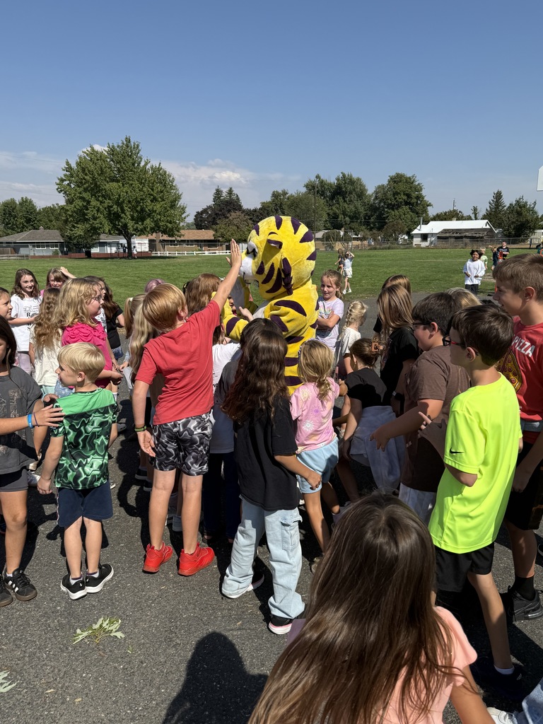 kids meeting the bengal mascot