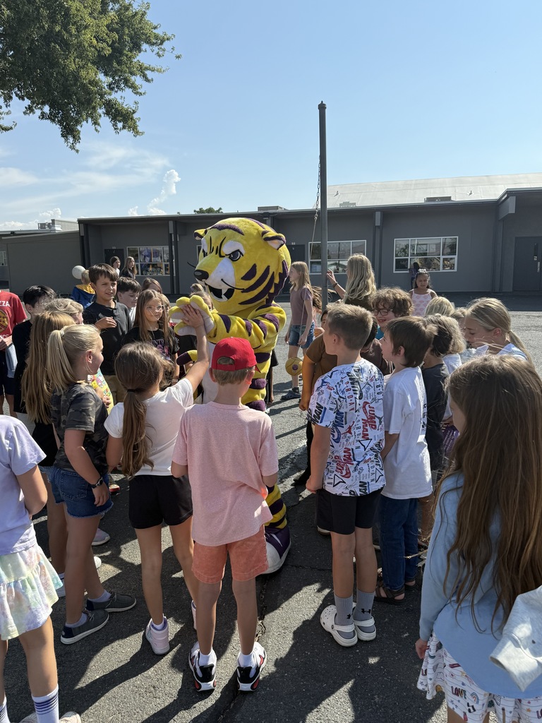 kids meeting the bengal mascot