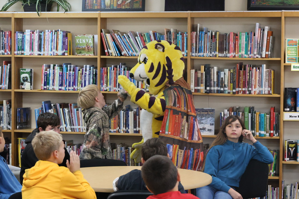 Joe Bengal stopped by Sacajawea Middle School to help students get hyped for the Idaho Battle of the Books (IBOB)! 📚🐅 Good luck to all of our readers as they prepare for competition!
