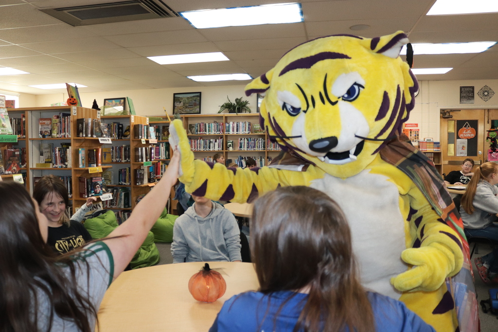 Joe Bengal stopped by Sacajawea Middle School to help students get hyped for the Idaho Battle of the Books (IBOB)! 📚🐅 Good luck to all of our readers as they prepare for competition!
