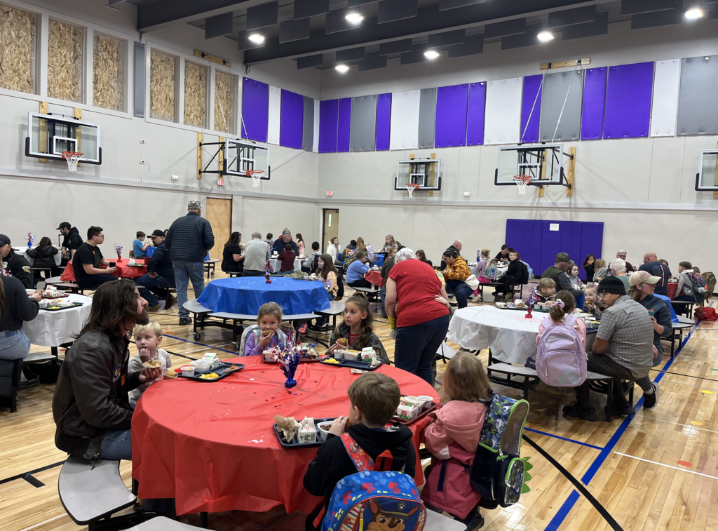 kids eating breakfast with veterans
