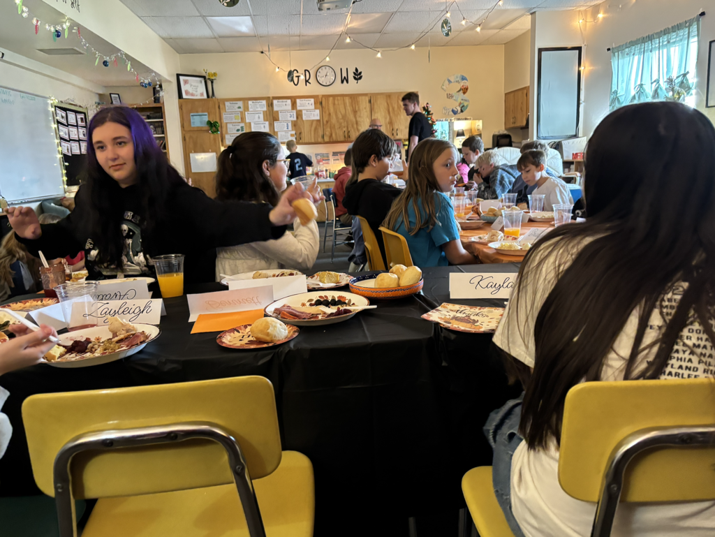 5th graders eating together