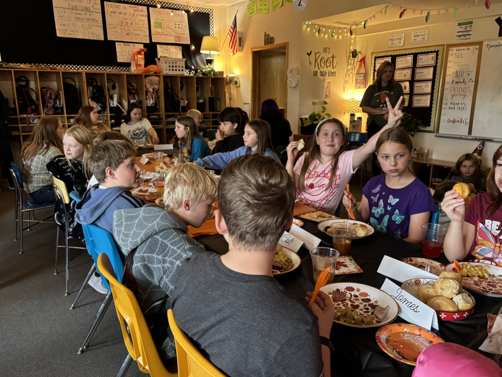 5th graders eating together