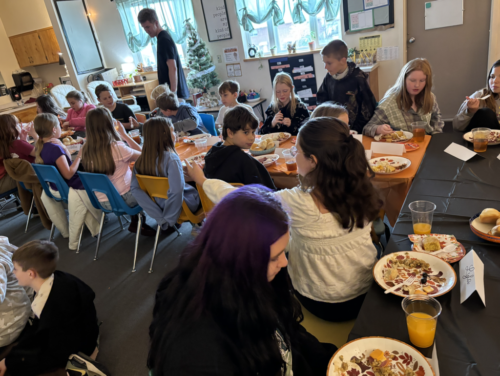 5th graders eating together