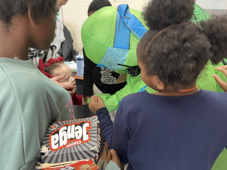 Costumes, smiles, and even a Ninja Turtle sighting… FA-BOO-LOUS Week is keeping the fun alive as we head toward Halloween! 