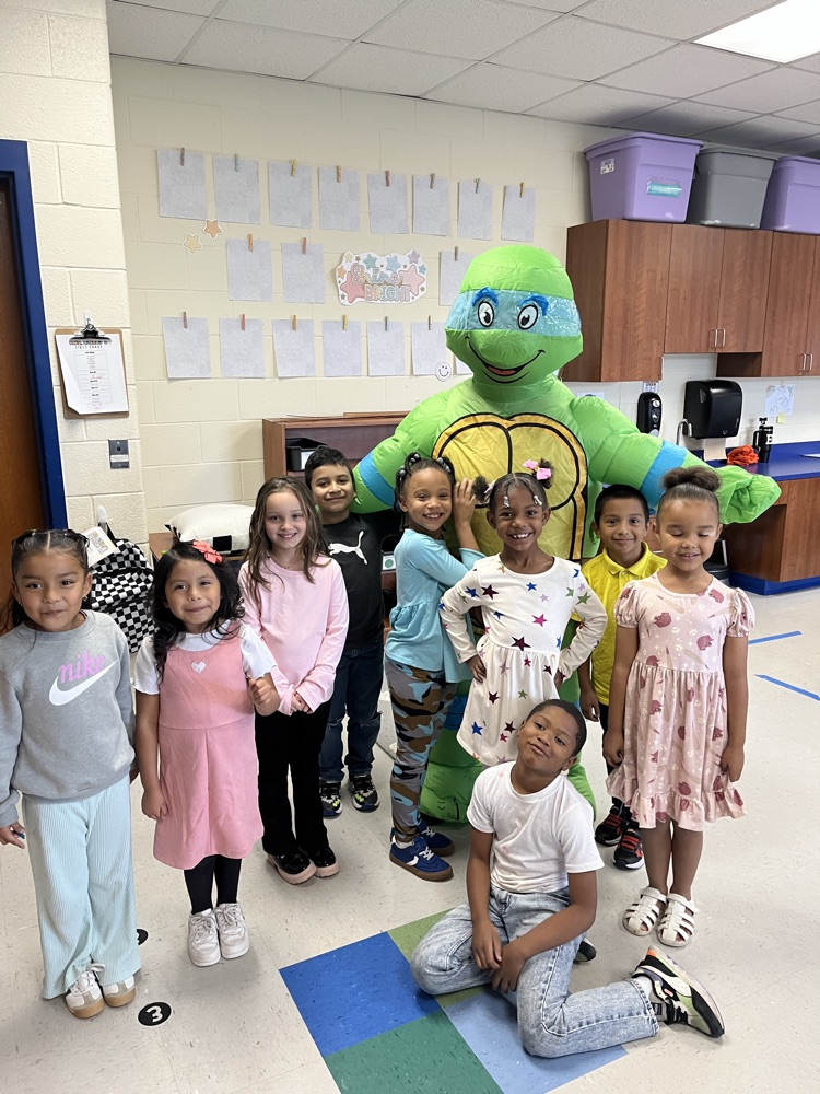 Costumes, smiles, and even a Ninja Turtle sighting… FA-BOO-LOUS Week is keeping the fun alive as we head toward Halloween! 