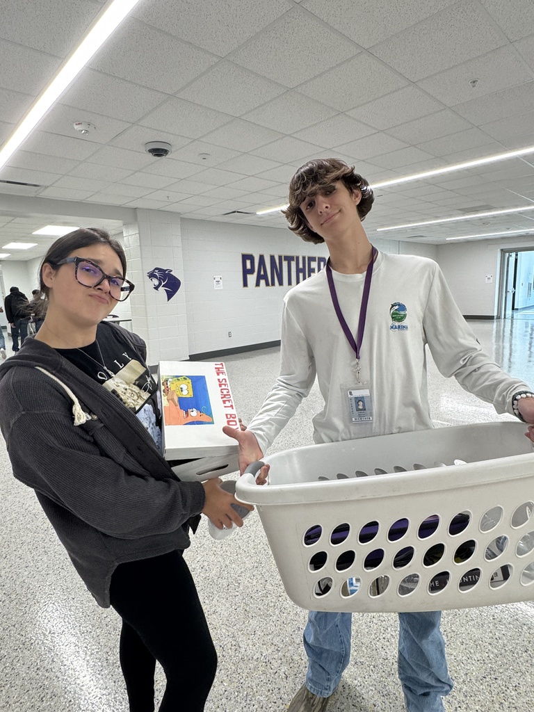 Homecoming Spirit Week pic - students smiling