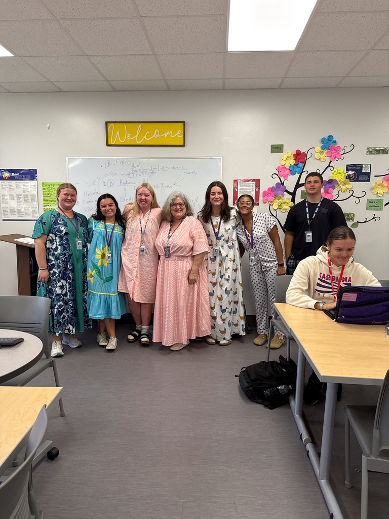 Homecoming Spirit Week pic - students smiling