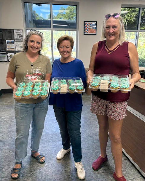 Pine Ridge Women's Club holding cupcakes