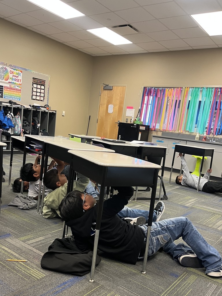 5th grade students drawing