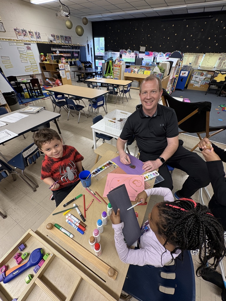 Who says principals can’t have fun? Mr. Stowell was recruited by our preschoolers to join in arts and crafts time. 🎨