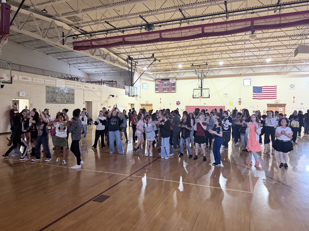 ✨ The 5th & 6th Grade Student Council hosted the Y2K Dance Party today! 💿🕺✨ Students showed up ready to throw it back to the early 2000s with great music, fun outfits, and nonstop dancing. 🎶🪩