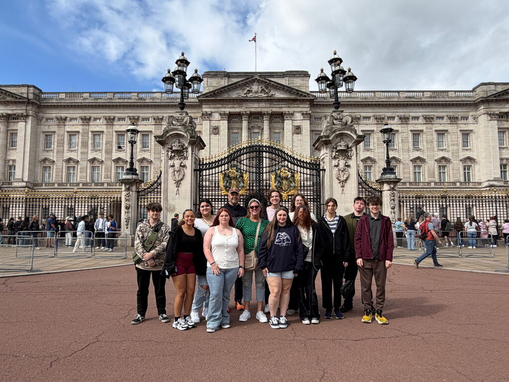 🌍🧳 Liberty Leopards Cross the Pond! 🐆✈️ The Liberty Leopards are going international! This photo was taken in front of the iconic Buckingham Palace as part of Ms. Haught's European tour. The group is currently exploring London before heading to Paris, then on to Lucerne, and finishing their adventure in Munich.