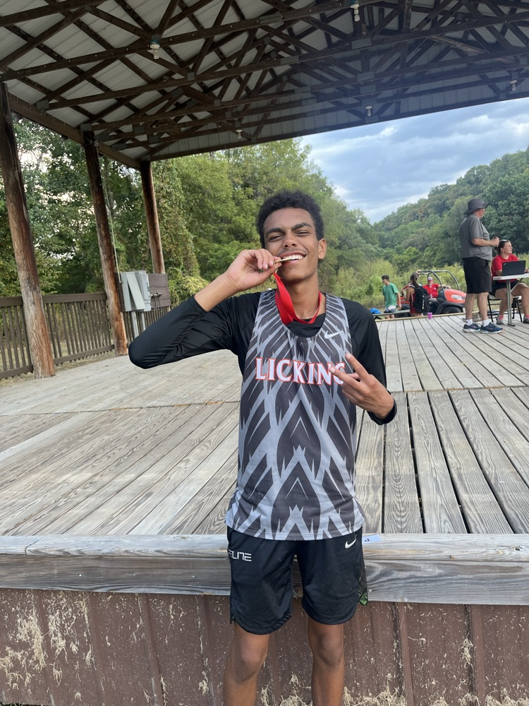 🖤🧡Cross Country Wildcats took on lots of schools tonight at Steelville. Lots of personal records set tonight! Tyrone Merdian medaled at 14th place. Good job, Wildcats!🖤🧡