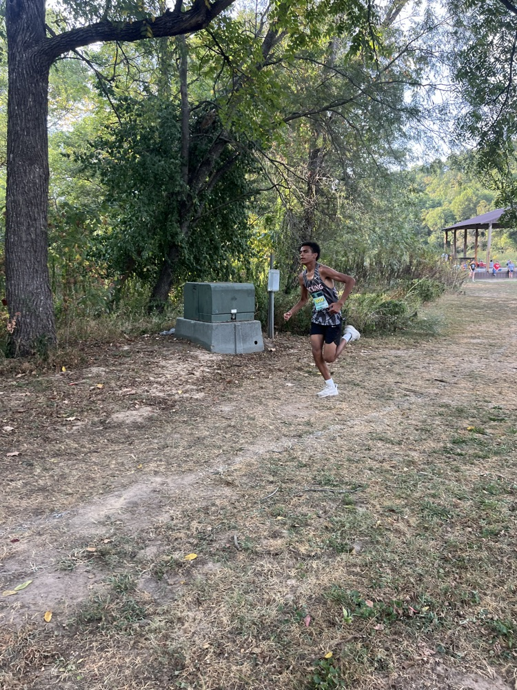 🖤🧡Cross Country Wildcats took on lots of schools tonight at Steelville. Lots of personal records set tonight! Tyrone Merdian medaled at 14th place. Good job, Wildcats!🖤🧡