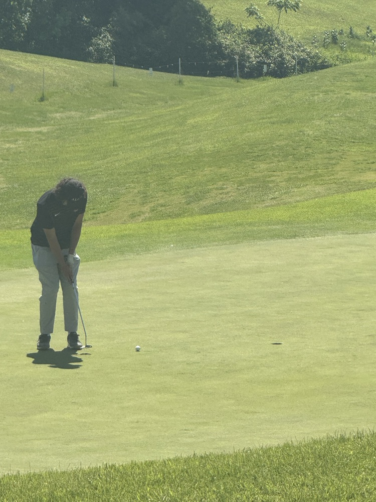 Benton with a putt