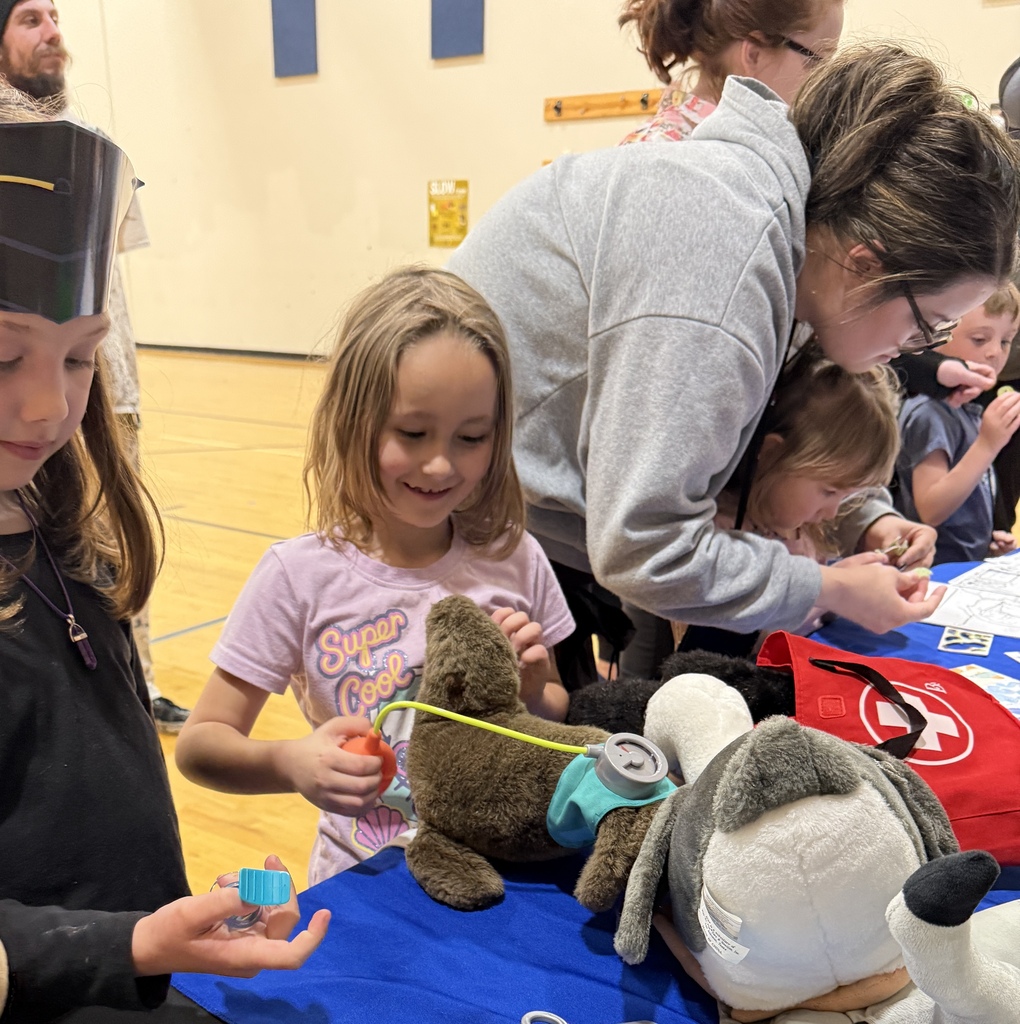 Oceanlake Family Literacy Night Attendees with Aquarium activities