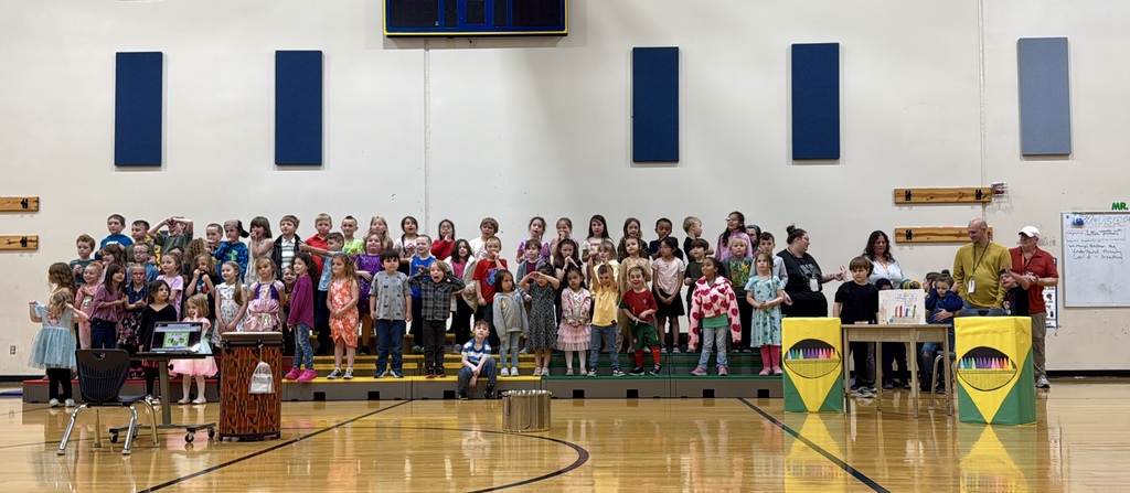 Group photo of 5/25 Kindergarten Spring Concert (students positioned on risers)