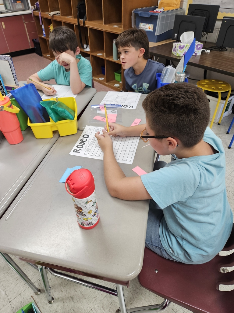 Students work in groups to practice rounding numbers. 
