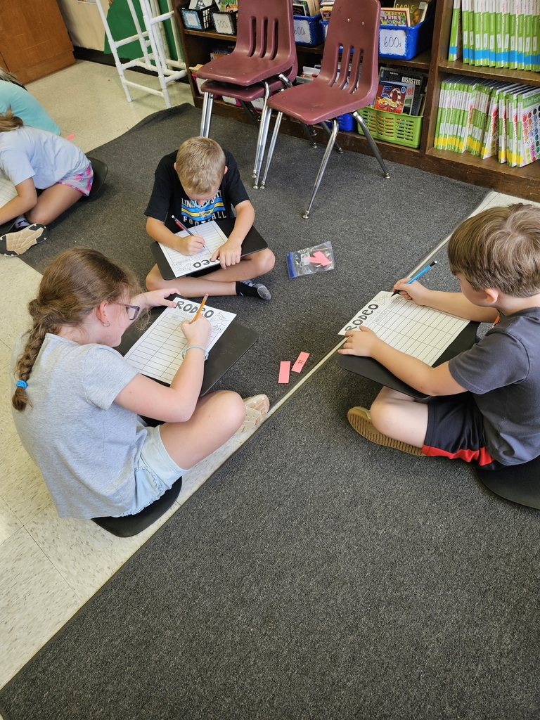 Students work in groups to practice rounding numbers. 
