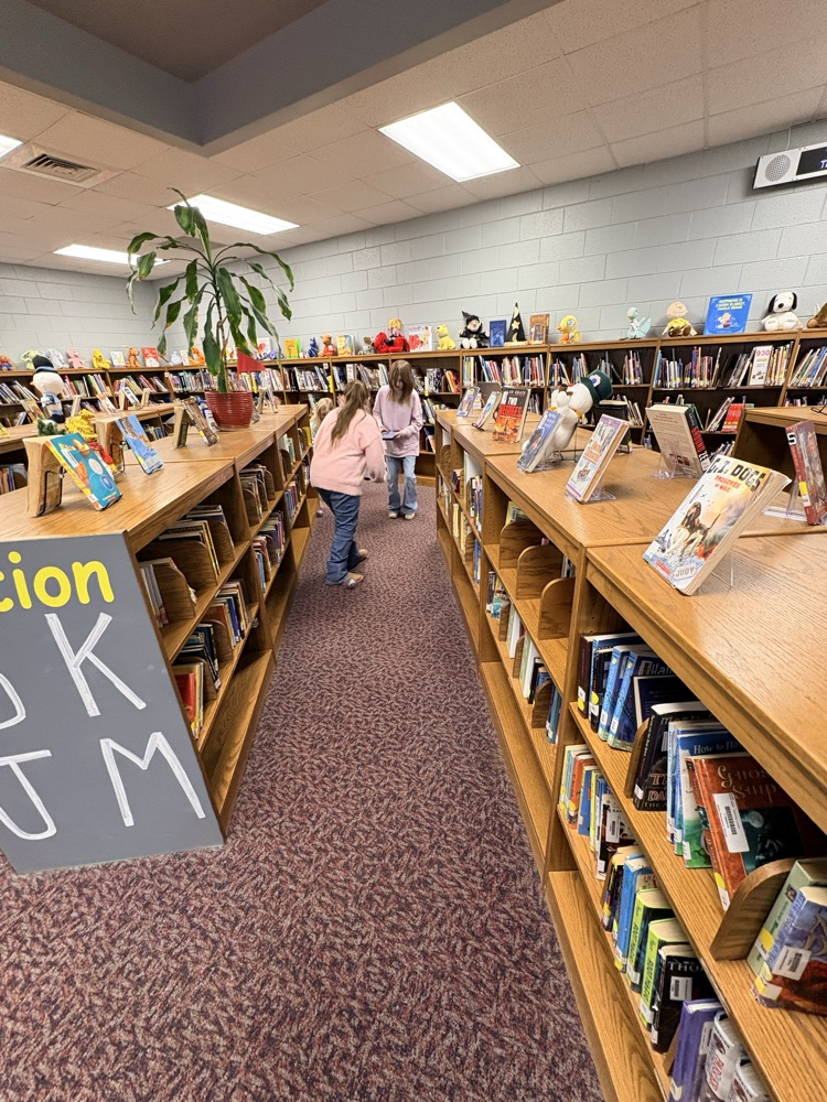 Thank you to the LC Public Library for coming out today and giving two of our 4th grade classes a hands-on experience with the Bolt robots! 🤖📚