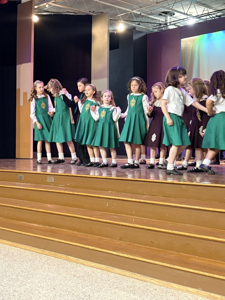 Irish dancers in green outfit dancing 