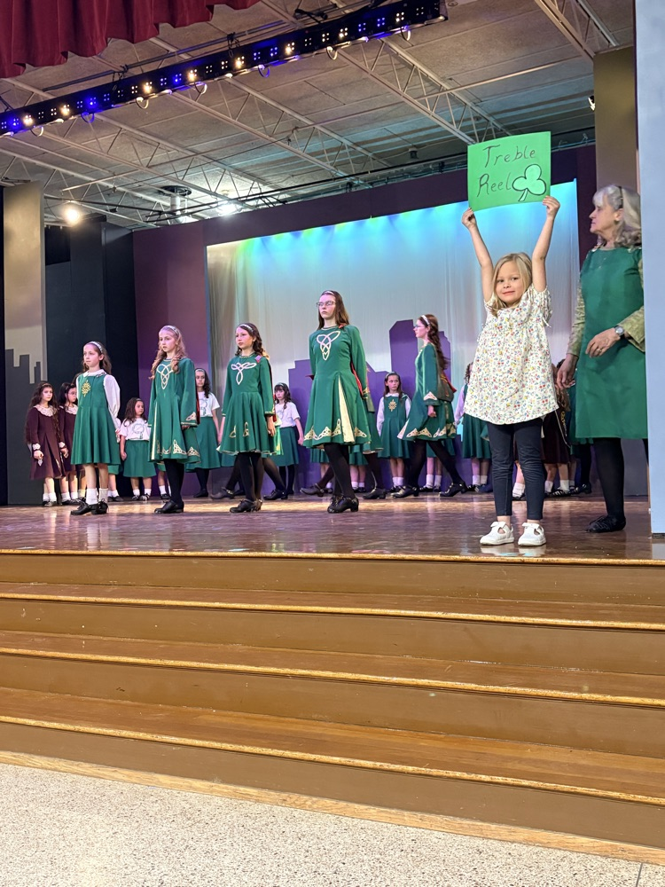 Irish dancers in green outfit dancing 