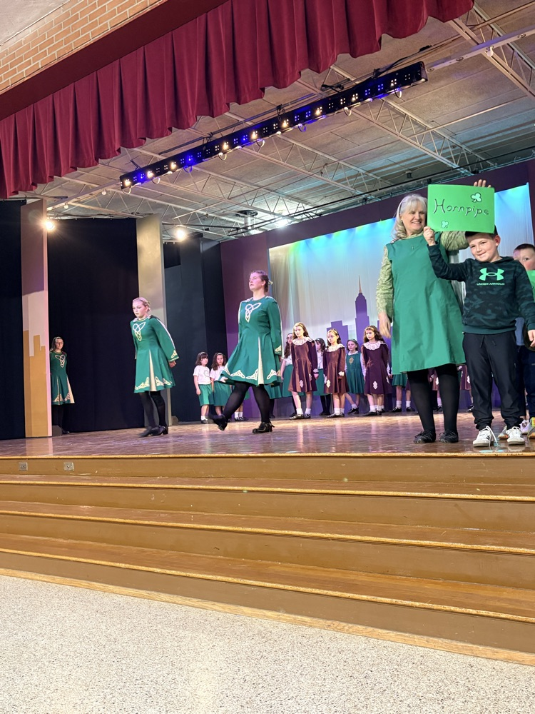 Irish dancers in green outfit dancing 