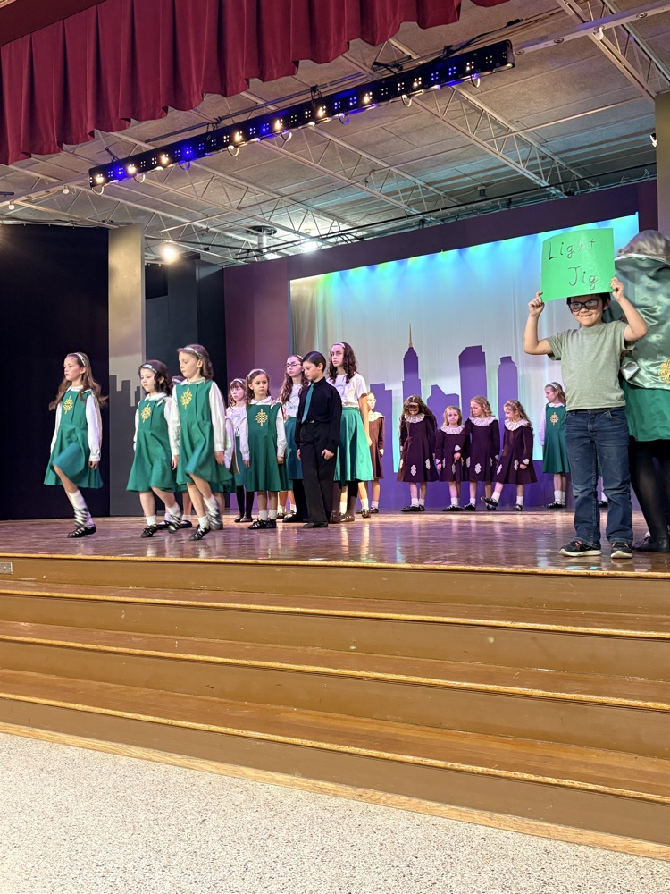 Irish dancers in green outfit dancing 