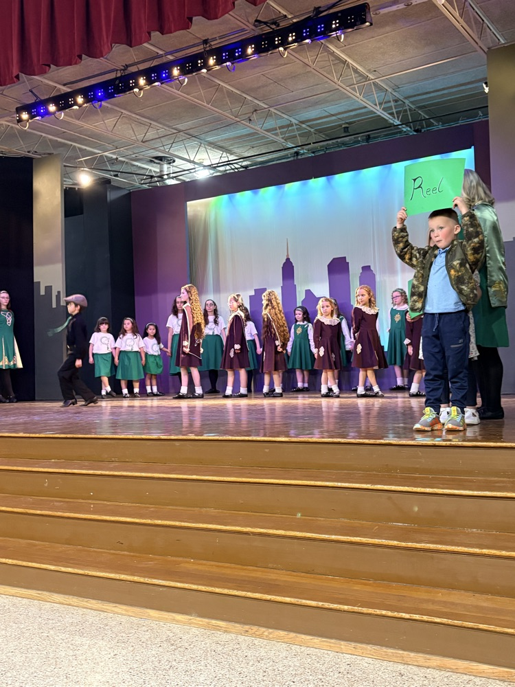 Irish dancers in green outfit dancing 