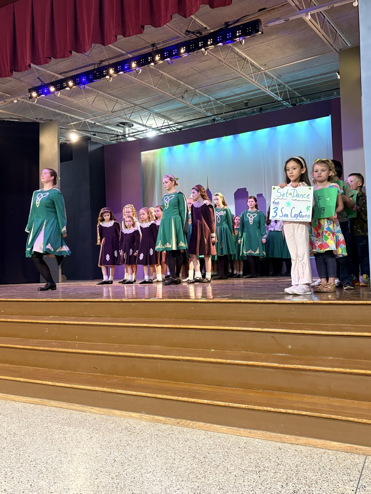 Irish dancers in green outfit dancing 
