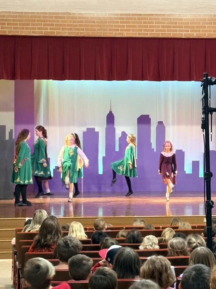 Irish dancers in green outfit dancing 