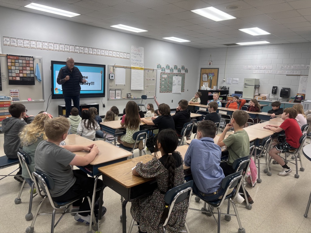 The mayor Lincoln county speaking with 3rd graders in a classroom at Love Memorial.