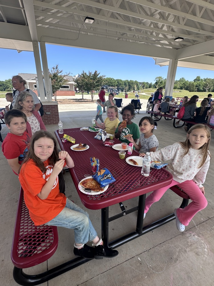 second graders eating lunch