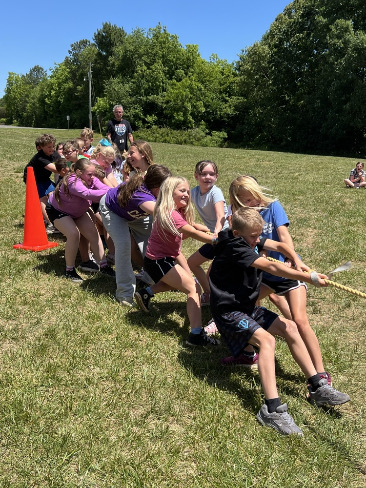 students outside playing tug a war