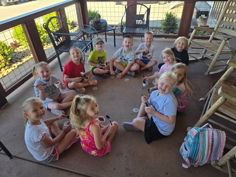 kids eating ice cream