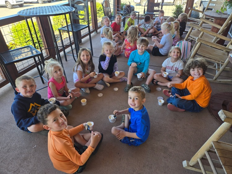 kids eating ice cream