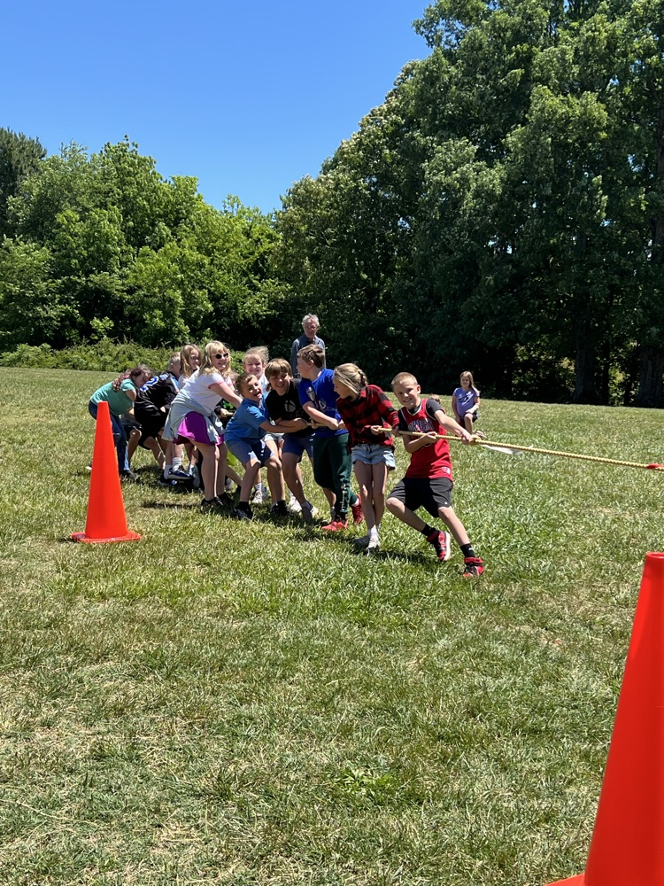 students outside playing tug a war