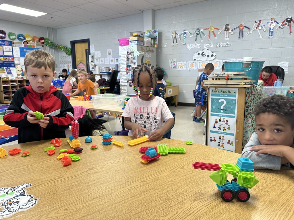 Kids making pretend firefighters🧑🚒 and fire trucks 🚒 with our classroom manipulatives.