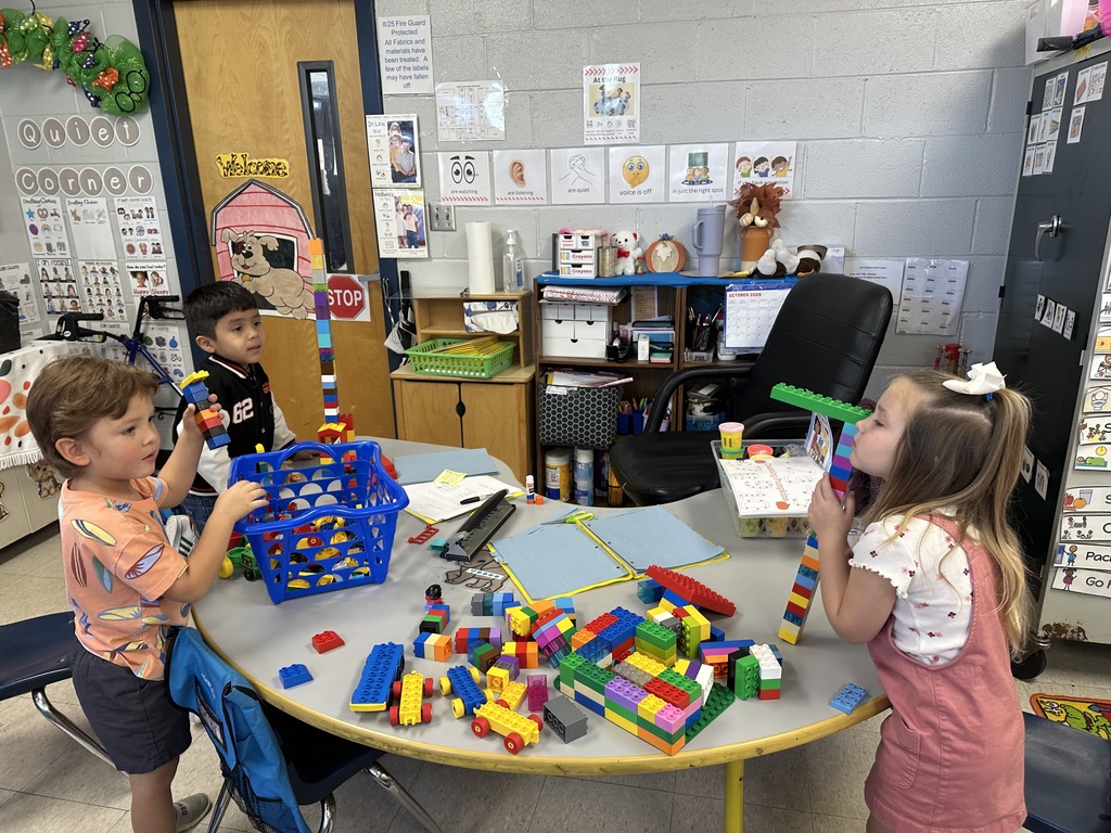 Kids making pretend firefighters🧑🚒 and fire trucks 🚒 with our classroom manipulatives.