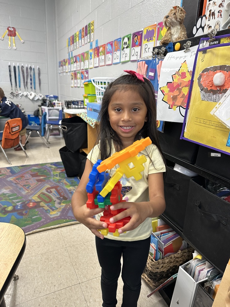 Kids making pretend firefighters🧑🚒 and fire trucks 🚒 with our classroom manipulatives.
