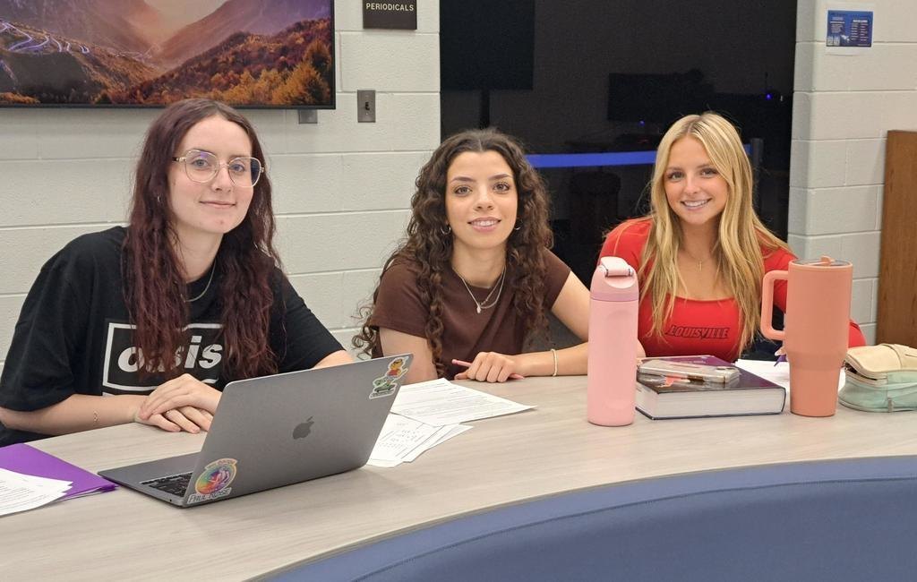 Spanish 5 students using library