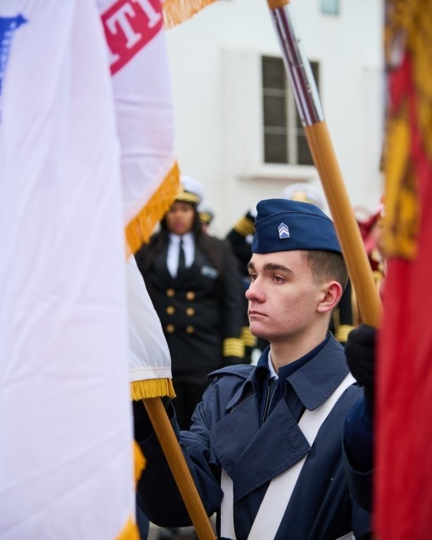 Christmas Tree Ship volunteers offload trees in Chicago