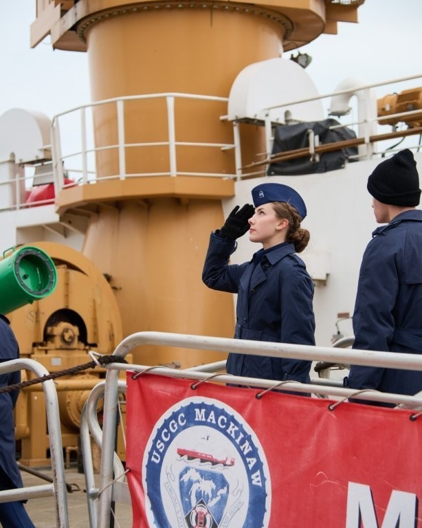 Christmas Tree Ship volunteers offload trees in Chicago