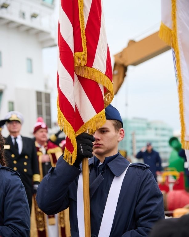 Christmas Tree Ship volunteers offload trees in Chicago
