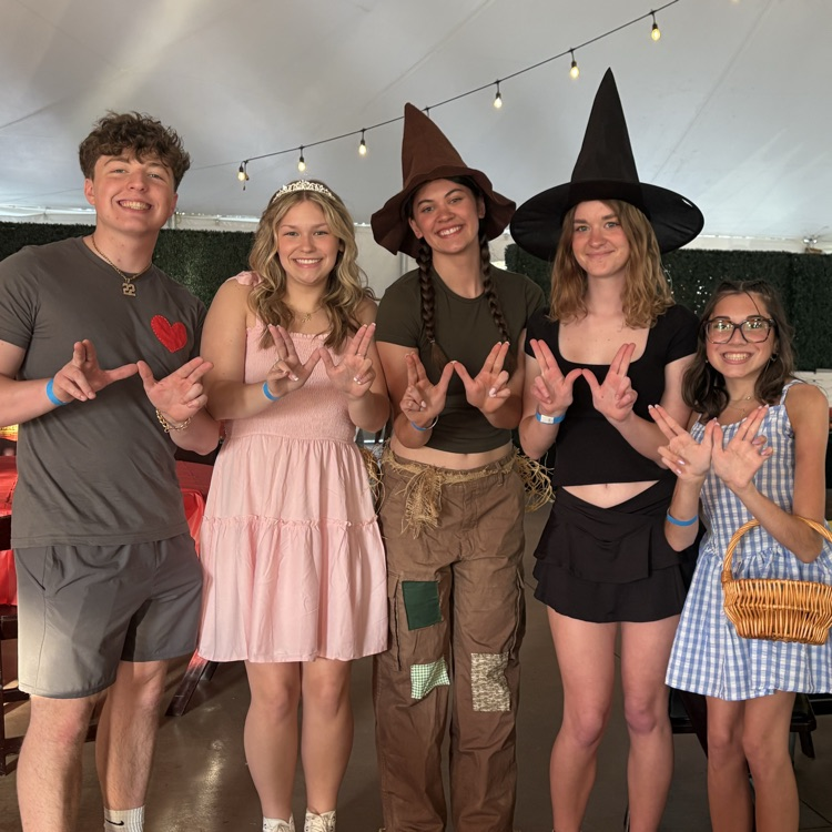 students in Wizard of Oz costumes