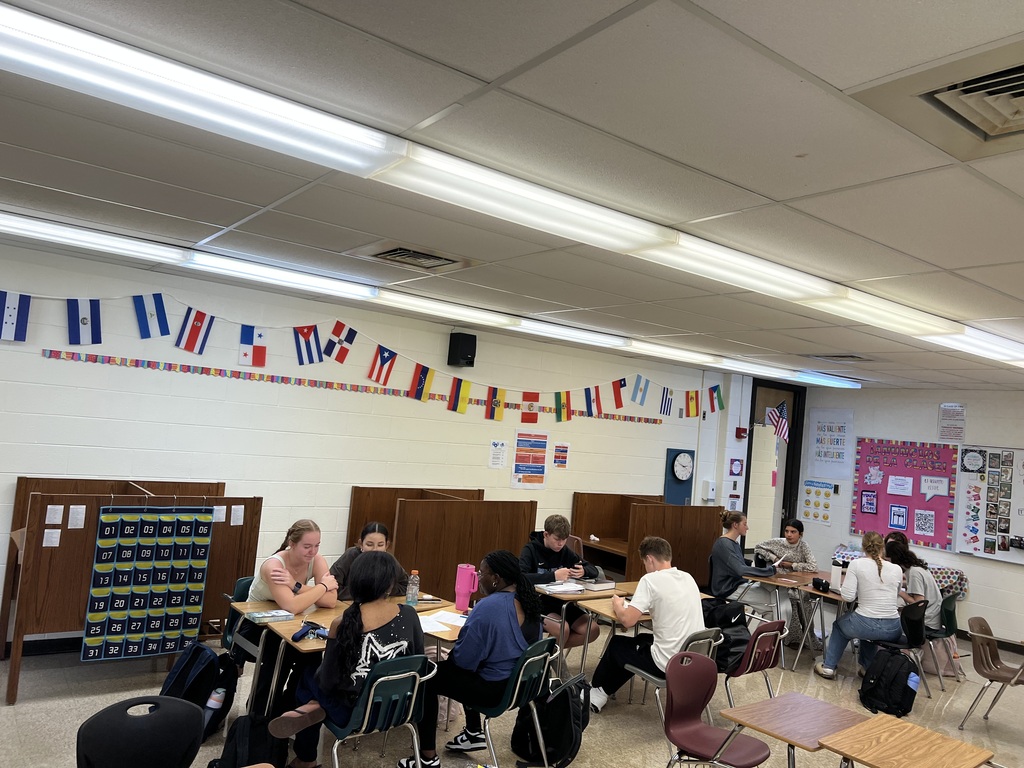Spanish Tutor group helping students.