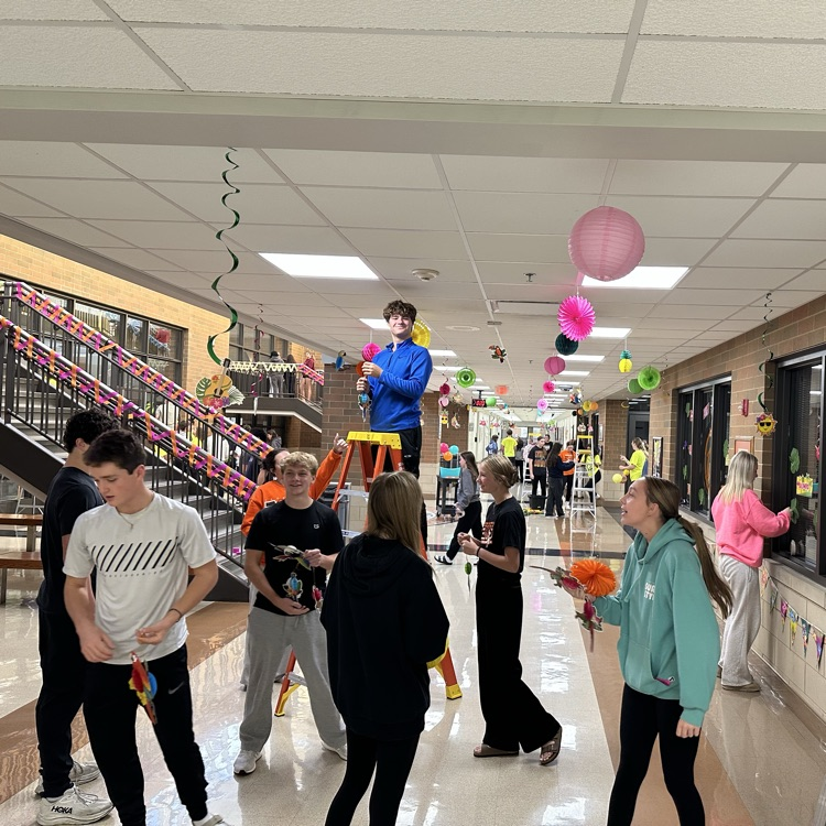 students decorating for homecoming