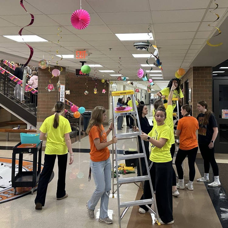 students decorating for homecoming