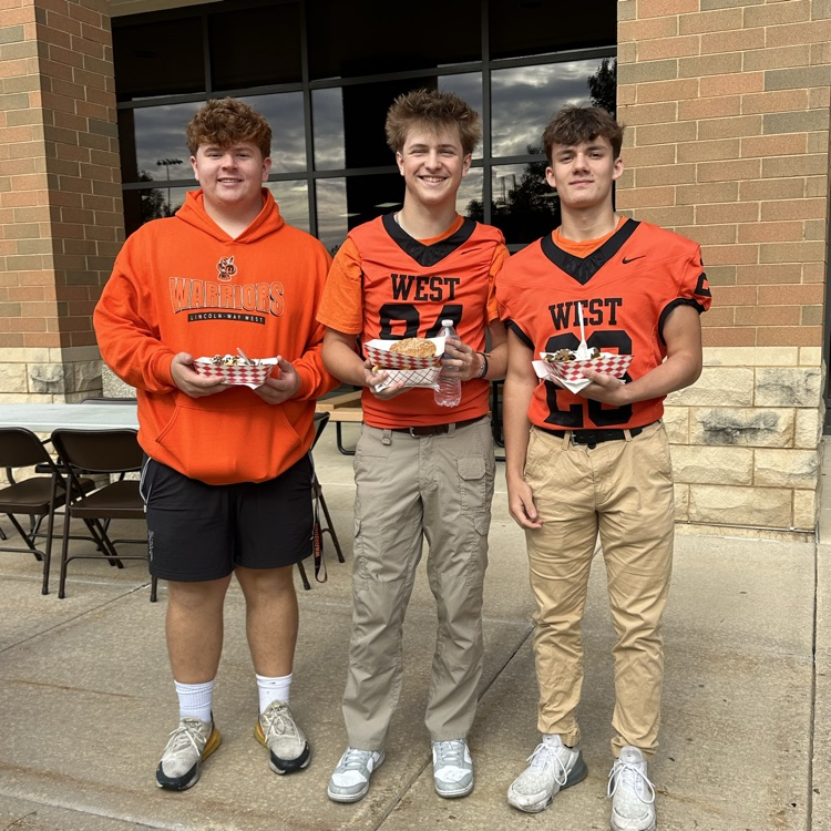 students with lunch from food trucks